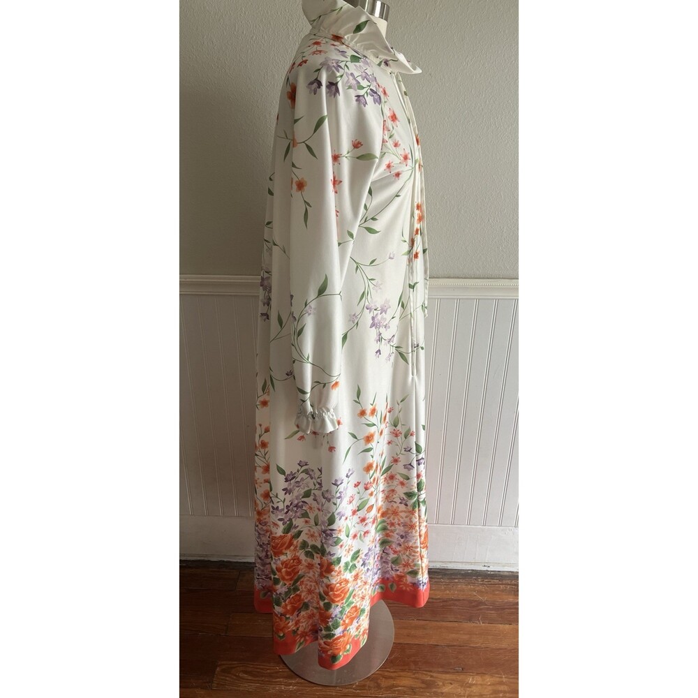 Vintage 60s 70s House Coat Robe Ruffle Neck White Orange Purple Floral Medium - Picture 4 of 15